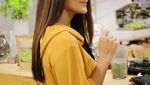 Pose Cantik Aktris Juliana Moechtar Saat Kulineran Bersama Teman dan Keluarga