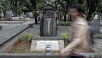 Museum Taman Prasasti tak hanya berisikan nisan-nisan orang Eropa. Ada pula sebuah nisan yang bertuliskan nama sejumlah tentara Jepang yang gugur saat masa kependudukan Jepang di Indonesia.