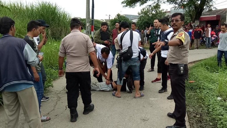 3 Jam Sembunyi di Semak-semak, Pelaku Curanmor di Bekasi Ditangkap Polisi 3 Jam Sembunyi di Semak-semak, Pelaku Curanmor di Bekasi Ditangkap Polisi