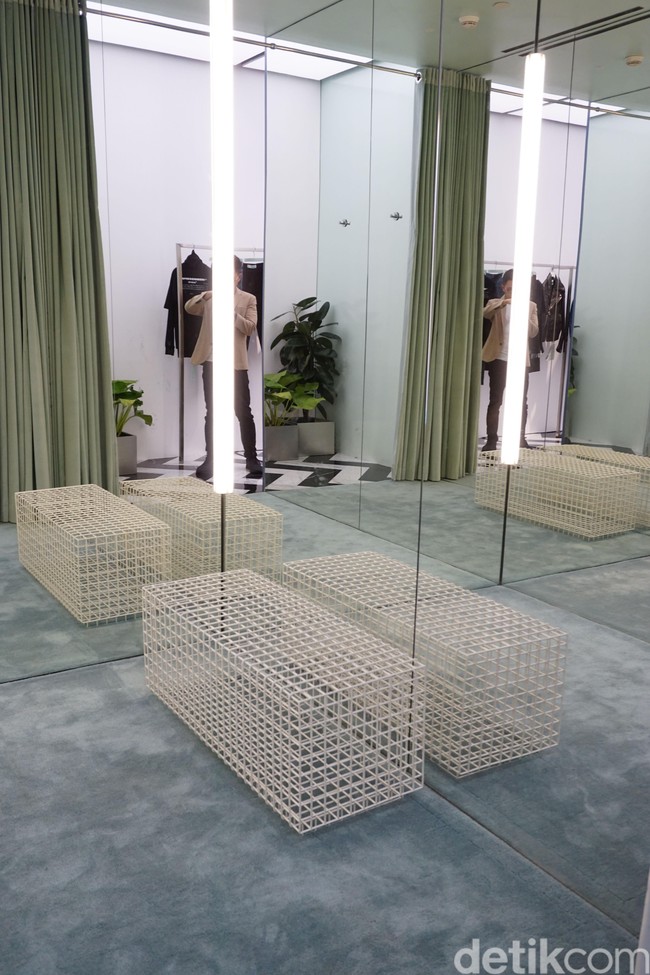 Ruang ganti dengan dinding yang dilapisi cermin di semua sisi sehingga memberi kesan lapang. Kamu yang punya fobia ruang sempit tetap merasa nyaman saat mencoba produk Off-White di sini. (Foto: Daniel Ngantung/Wolipop)