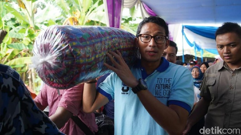 Setelah Dicurhati Pengrajin, Sandi Beli Kasur Lantai di Bojonegoro Setelah Dicurhati Pengrajin, Sandi Beli Kasur Lantai di Bojonegoro