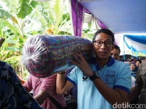 Setelah Dicurhati Pengrajin, Sandi Beli Kasur Lantai di Bojonegoro