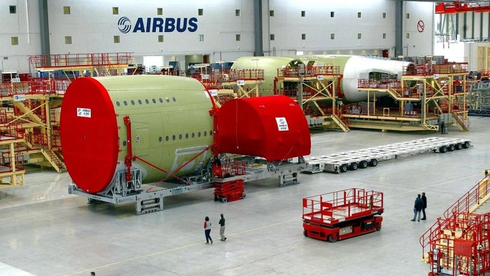 Pesawat  Airbus A380 akan dihentikan produksinya karena terus merugi. Sebelum resmi dihentikan, yuk lihat pabrik superjet tersebut.