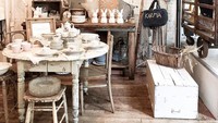 Berlokasi di New York City, Marché Maman didominasi dekorasi yang unik dan nyentrik. Banyak barang yang dijadikan pajangan di sana. Foto: Instagram mylifestylememoir