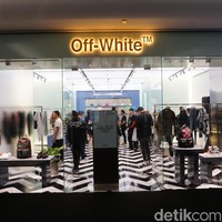 Butik Off-White yang juga pertama di Indonesia ini berlokasi di Plaza Indonesia, Jakarta Pusat. Butik tersebut menjadi yang keempat di kawasan Asia Tenggara, setelah Singapura, Bangkok, dan Kuala Lumpur. Didirikan oleh desainer multitalenta Virgil Abloh pada 2012, rumah mode yang berbasis di Milan Italia, ini menjadi salah satu high-fashion brand bernafas street-wear yang populer di kalangan anak muda. (Foto: Daniel Ngantung/Wolipop)