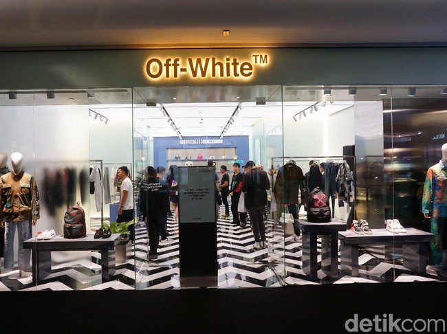 Butik Off-White yang juga pertama di Indonesia ini berlokasi di Plaza Indonesia, Jakarta Pusat. Butik tersebut menjadi yang keempat di kawasan Asia Tenggara, setelah Singapura, Bangkok, dan Kuala Lumpur. Didirikan oleh desainer multitalenta Virgil Abloh pada 2012, rumah mode yang berbasis di Milan Italia, ini menjadi salah satu high-fashion brand bernafas street-wear yang populer di kalangan anak muda. (Foto: Daniel Ngantung/Wolipop)