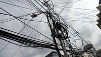 Kabel-kabel tersebut saling melintang.