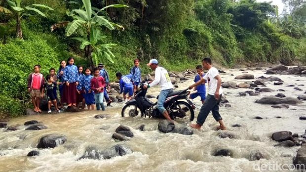 Puluhan Tahun Warga Enam Kampung di Cianjur Menantang Maut di Sungai