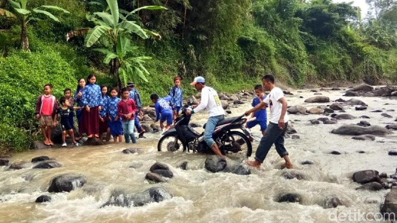 Nelangsanya Siswa SD Cianjur yang Terpaksa Nyebrang Sungai ke Sekolah Nelangsanya Siswa SD Cianjur yang Terpaksa Nyebrang Sungai ke Sekolah