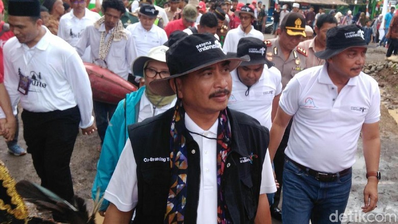 Menpar Arief Yahya bicara soal Tol Trans Jawa di Purworejo (Rinto/detikTravel) Menpar Arief Yahya bicara soal Tol Trans Jawa di Purworejo (Rinto/detikTravel)