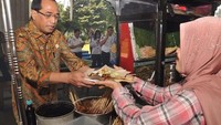Menteri Perhubungan, Budi Karya Sumadi juga penyuka sate ayam kuah kacang. Tentunya lengkap dengan potongan lontong. Nyam! Foto: Instagram @budikaryas