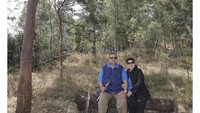 Di masa muda, Bu Ani dan Pak SBY mengaku pernah mendaki sampai ke puncak Gunung Lawu. Namun bulan Oktober lalu, Bu Ani dan Pak SBY hanya di kaki gunung saja. Mereka berfoto bersama, sambil menikmati sejuknya hawa, rindangnya pepohonan di sana. (Instagram/@aniyudhoyono)