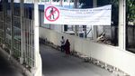 Meski Dilarang, Pejalan Kaki Tetap Melintas di Kolong Skybridge