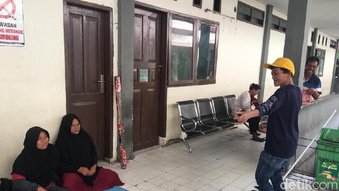 Foto: Suryani bernyanyi dan berjoget untuk hibur pasien (Abdi-detik) Foto: Suryani bernyanyi dan berjoget untuk hibur pasien (Abdi-detik)