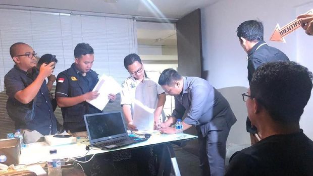 Sejumlah dokumen di ruang kerja Joko Driyono diperiksa.