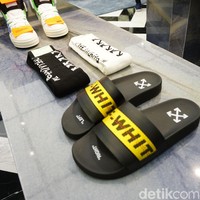 Di jajaran alas kaki, berbagai pilihan sendal dan sneakers Off-White tersedia pula di sini. Segera hadir juga di sini koleksi sneakers buah kolaborasi dengan Nike, kata Guan.  (Foto: Daniel Ngantung/Wolipop)