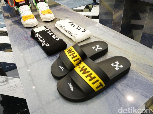 Di jajaran alas kaki, berbagai pilihan sendal dan sneakers Off-White tersedia pula di sini. Segera hadir juga di sini koleksi sneakers buah kolaborasi dengan Nike, kata Guan.  (Foto: Daniel Ngantung/Wolipop)