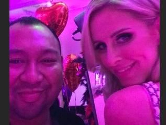 Didit yang berprofesi sebagai desainer di Paris itu juga memasukkan foto dirinya berduaan dengan adik Paris Hilton, Nicky Hilton. Pesta yang dimeriahkan oleh penampilan DJ tersebut juga dihadiri Princess Maria-Olympia dari Yunani dan Denmark. (Foto: Instagram)