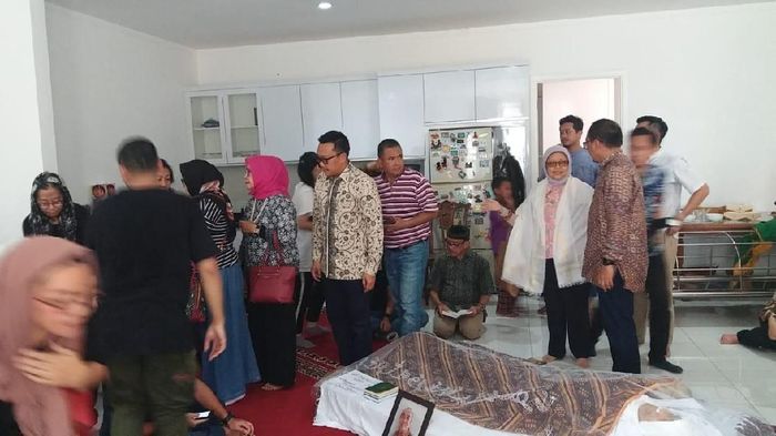 Menpora Imam Nahrawi menyambangi rumah duka Alm. Imam Nahrawi. Menpora Imam Nahrawi menyambangi rumah duka Alm. Imam Nahrawi.