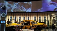 Sejumlah mobil Nascar juga dipajang, plus video-video dokumenter terkait kejuaraan dan aktivitas di lintasan oval. (Foto: Okdwitya Karina Sari/detikSport)