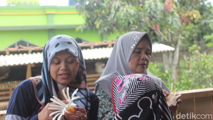 Emak-emak di Garut Ini Ubah Sampah Jadi Berkah