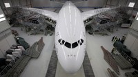 Proyek A380 sejak awal mengalami keterlambatan produksi dan pembengkakan biaya. Airbus terpaksa harus melakukan restrukturisasi dan menghapus ribuan lowongan kerja. Reuters/Christian Charisius/File.