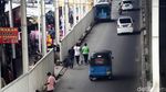 Meski Dilarang, Pejalan Kaki Tetap Melintas di Kolong Skybridge