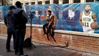 Berbagai media mulai mendatangi stadion, jelang digelarnya NBA All Star. Pertandingan rising star challenge membuka NBA All Star weekend, yang diteruskan dengan NBA skill-3 point contest-slam dunk, dan puncaknya laga All Star antara Tim Giannis vs Tim LeBron.