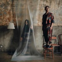 Foto paling menyeramkan adalah saat Risa bersembunyi di balik tirai plastik. Kerudung hitam yang menutupi wajahnya justru terlihat menyeramkan. Padahal, baju yang ia pilih bukan kostum hantu. Foto: Instagram