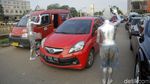 Aksi Manusia Silver Hibur Pengendara di Kemacetan Bekasi