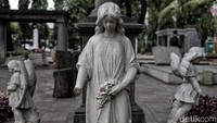 Berbagai patung dengan macam-macam ukuran nampak menghiasi area tersebut. Tak sedikit pengunjung yang datang untuk sekadar memotret keindahan dan keunikan Museum Taman Prasasti.