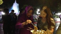 Tak hanya suka, Wali Kota Surabaya Tri Rismaharini juga mempromosikan sate ke para delegasi luar negeri di acara Cross Culture Festival 2016. Ia bahkan mengambilkan sate ayam bumbu kacang itu langsung ke pada para delegasi. Foto: Foto: Zainal Effendi/ detikcom