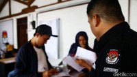 Sejumlah warga mendatangi kantor KPU Kota Depok, Jumat (15/2/2019).
