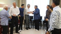 Foto: PM Singapura Lee Hsien Loong menjenguk Ani Yudhoyono (Anung Anandito)
