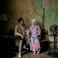 Penulis buku Gerbang Dialog Danur, Risa Saraswati telah resmi menikah dengan Dimas Tri Adityo pada Rabu (13/02/2019). Memiliki kemampuan bisa melihat hantu, Risa mengambil tema yang cukup misterius saat prewedding. Foto: Owlsome Project