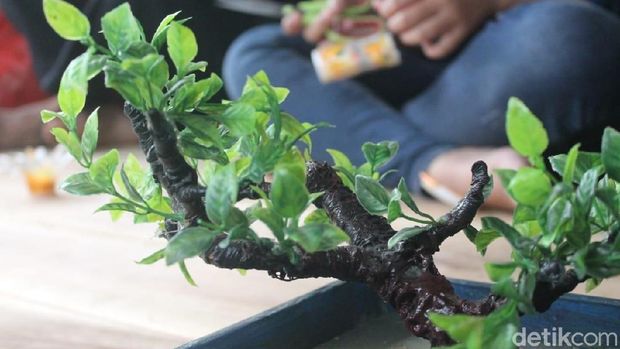 Emak-emak di Garut Ini Ubah Sampah Jadi Berkah