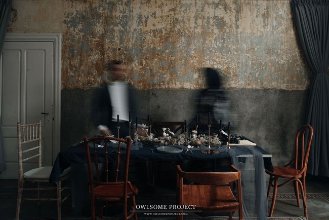 Barang-barang jadul atau vintage seperti mesin tik, kursi kayu, lilin, kipas angin, pada foto prewedding Risa Saraswati memberikan sensasi horor. Semua properti juga memiliki warna yang gelap. Foto: Owlsome Project