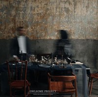 Barang-barang jadul atau vintage seperti mesin tik, kursi kayu, lilin, kipas angin, pada foto prewedding Risa Saraswati memberikan sensasi horor. Semua properti juga memiliki warna yang gelap. Foto: Owlsome Project