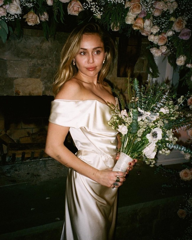 Untuk momen spesial tersebut, Miley berbalut gaun krem strapless bersiluet simpel. Gaun tersebut dipesan secara khusus dari desainer Inggris Vivianne Westwood. (Foto: Instagram/@mileycyrus)