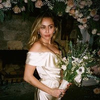 Untuk momen spesial tersebut, Miley berbalut gaun krem strapless bersiluet simpel. Gaun tersebut dipesan secara khusus dari desainer Inggris Vivianne Westwood. (Foto: Instagram/@mileycyrus)