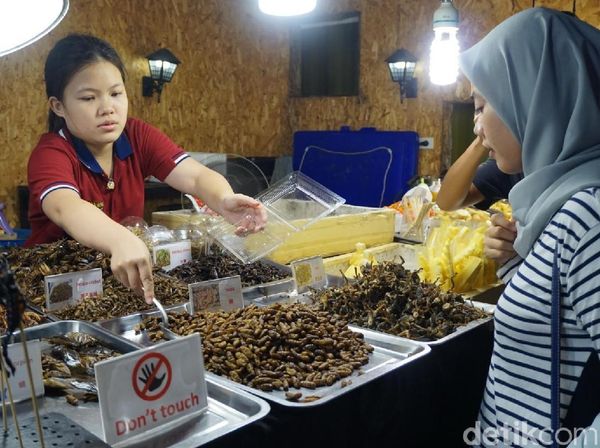 Foto: Jajan Daging Buaya dan Serangga Goreng di Thailand