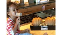 Wah, Luna sudah siap memukul labu. Lihat saja gayanya memegang pukulan kayu! Foto: Instagram littlelunalegend