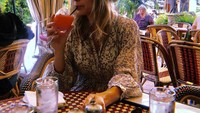 Ditengah kesibukannya, Brie selalu menyempatkan diri untuk mengambil waktu istirahat dengan bersantai di restoran, sambil menikmati minuman dingin yang menyegarkan. Foto: Instagram @brielarson
