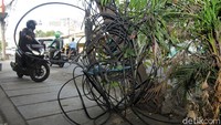 Kabel-kabel ini nampak merusak pemandangan jalan sekitar.