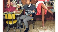 Di foto keluarga John Legend edisi Natal ini terlihat Luna bahagia duduk di meja makan. Eits! Ada gingerbread house di belakangnya tuh. Foto: Instagram littlelunalegend