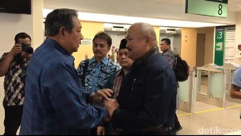 Alex Noerdin hingga Roy Suryo Jenguk Bu Ani di Singapura Alex Noerdin hingga Roy Suryo Jenguk Bu Ani di Singapura