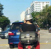 Kocak! Wanita Ini Pakai Panci Rice Cooker Sebagai Pengganti Helm