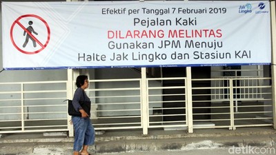 Meski Dilarang, Pejalan Kaki Tetap Melintas di Kolong Skybridge
