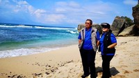 Lihat kemesraan Bu Ani dan Pak SBY di Pantai Indrayanti bulan Desember lalu rasanya damai sekali. Banyak warga pun mendoakan Bu Ani agar cepat sembuh dan bisa jalan-jalan lagi. (Instagram/@aniyudhoyono)