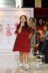 Aksi Davina, anak dengan Down Syndrome, berjalan bak model di fashion show Alleira Batik.